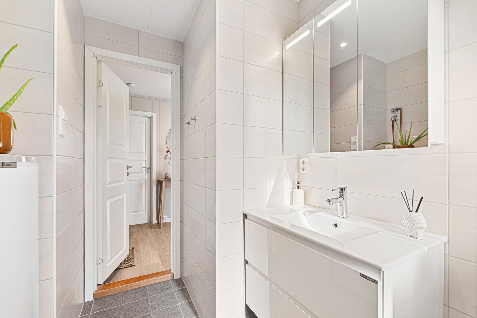 Badet er flislagt og har behagelig varme i gulvet. Galleribilde