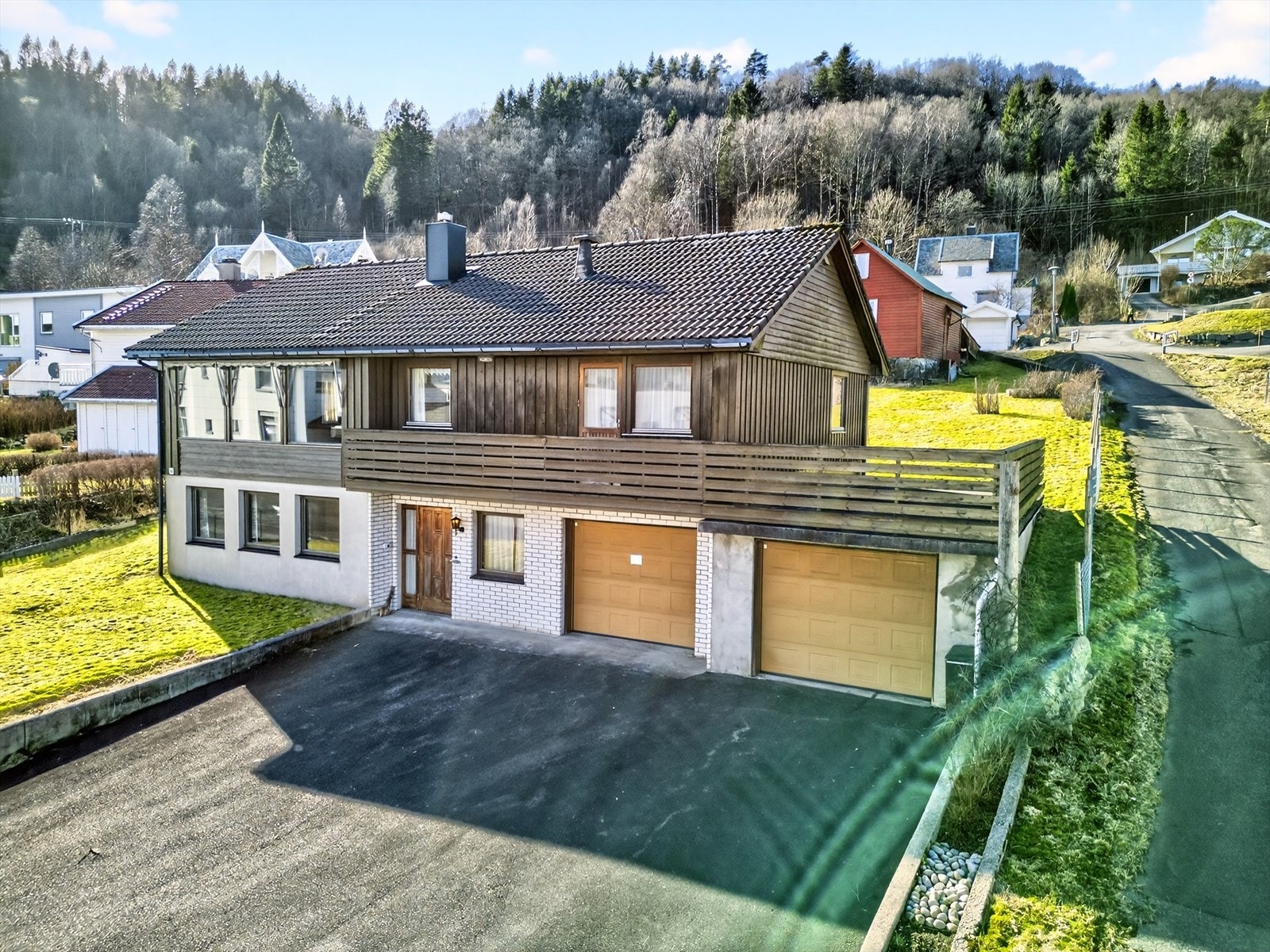 Velkommen til Tjørsvågveien 14A - Romslig enebolig med to garasjer og låve/uthus. Galleribilde