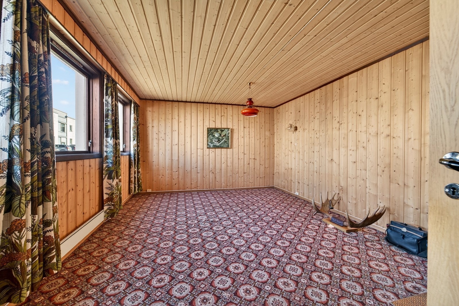 Romslig kjellerstue. Galleribilde