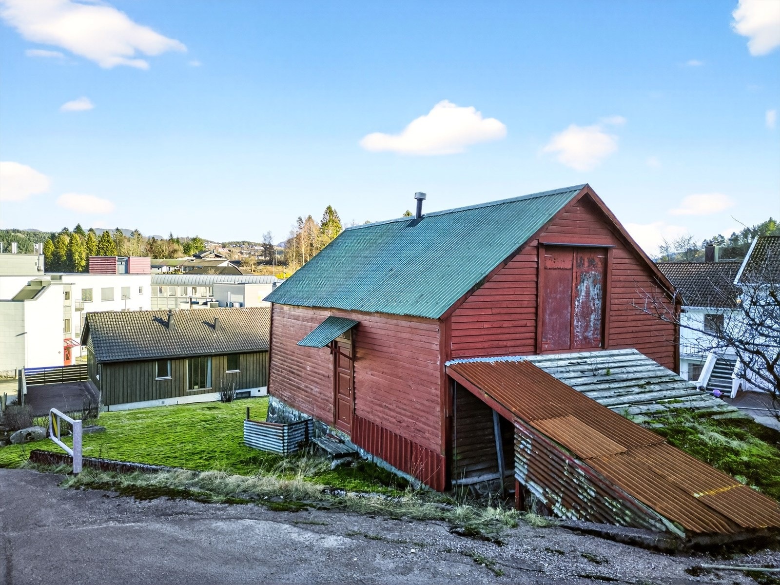 Låve/Uthus på baksiden av boligen. Galleribilde