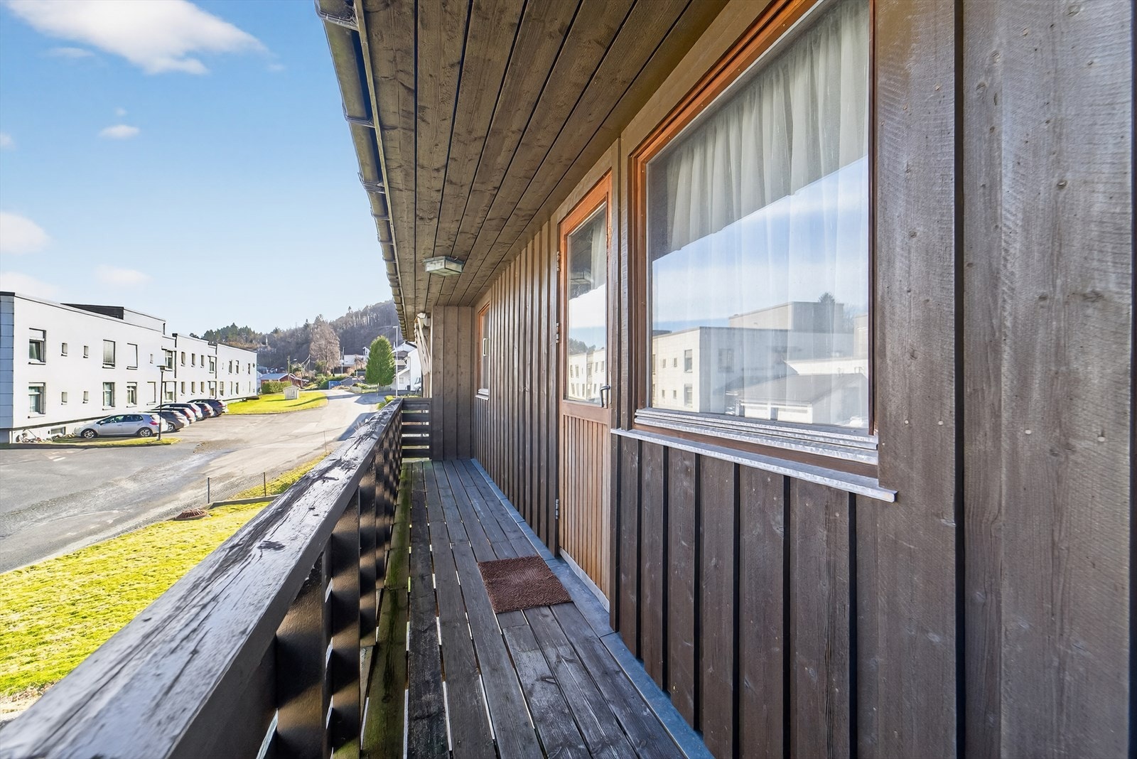 Balkong i forkant av boligen. Galleribilde