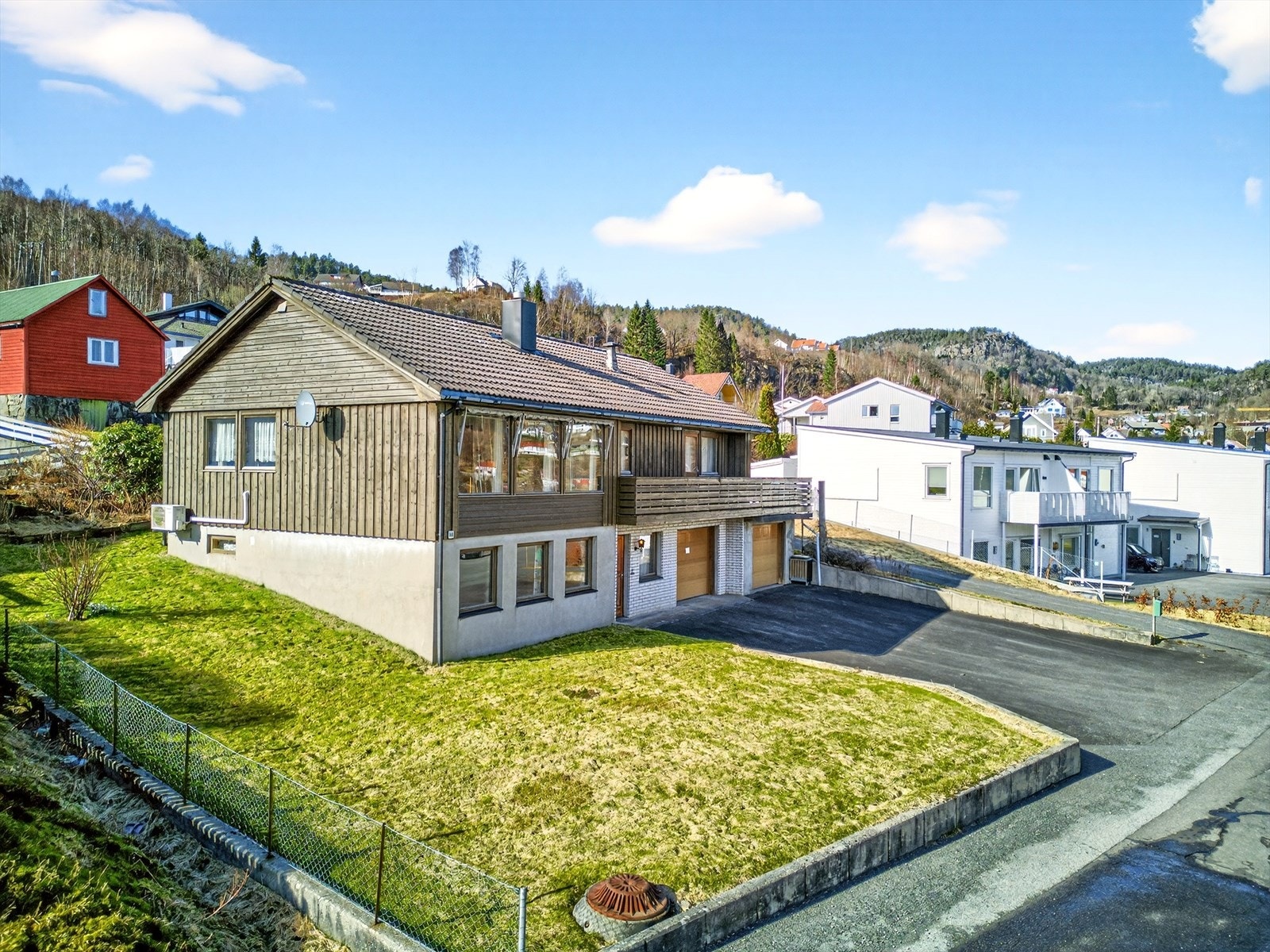 Hage og god parkering i forkant av boligen. Galleribilde