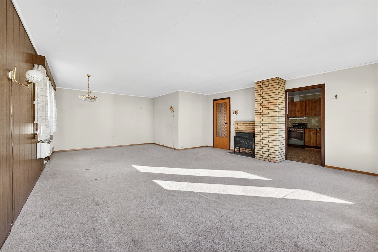 Romslig stue med varmepumpe og vedovn. Galleribilde