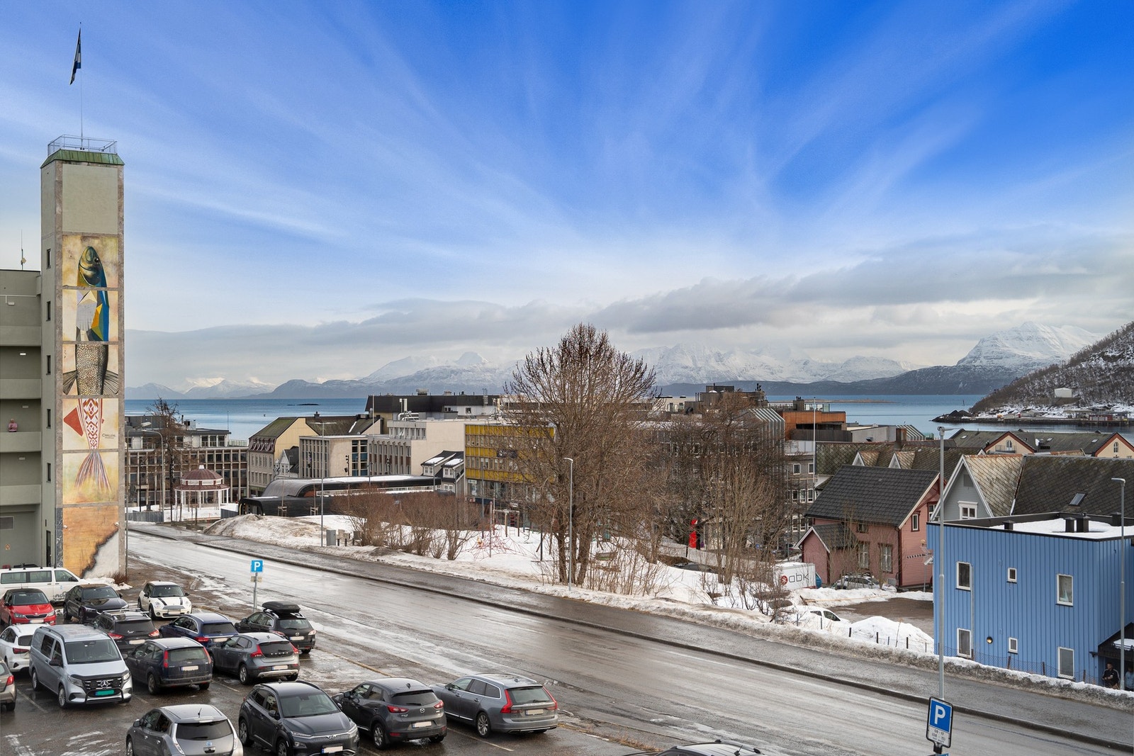 Fra leiligheten er det utsikt i flere himmelretninger, både mot byområdet med hav i bakgrunnen Galleribilde