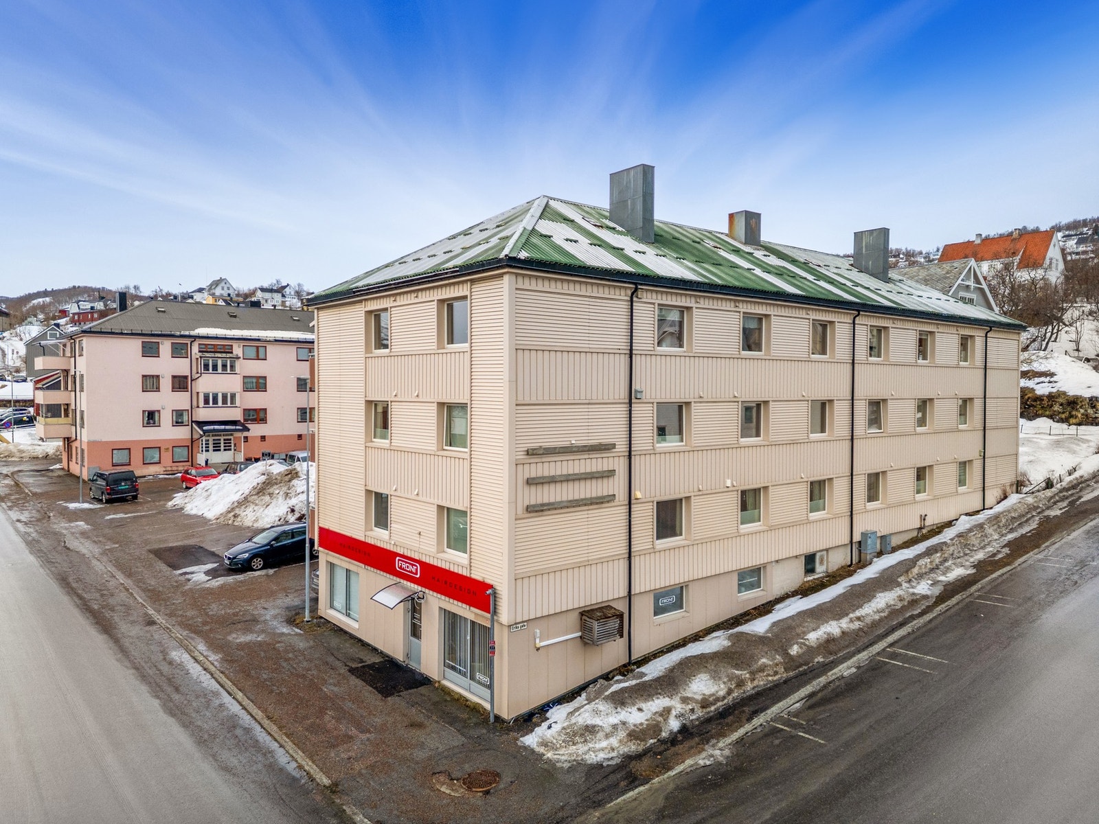 Egen parkeringsplass medfølger, i tillegg er det gjesteparkering på eiendommen Galleribilde