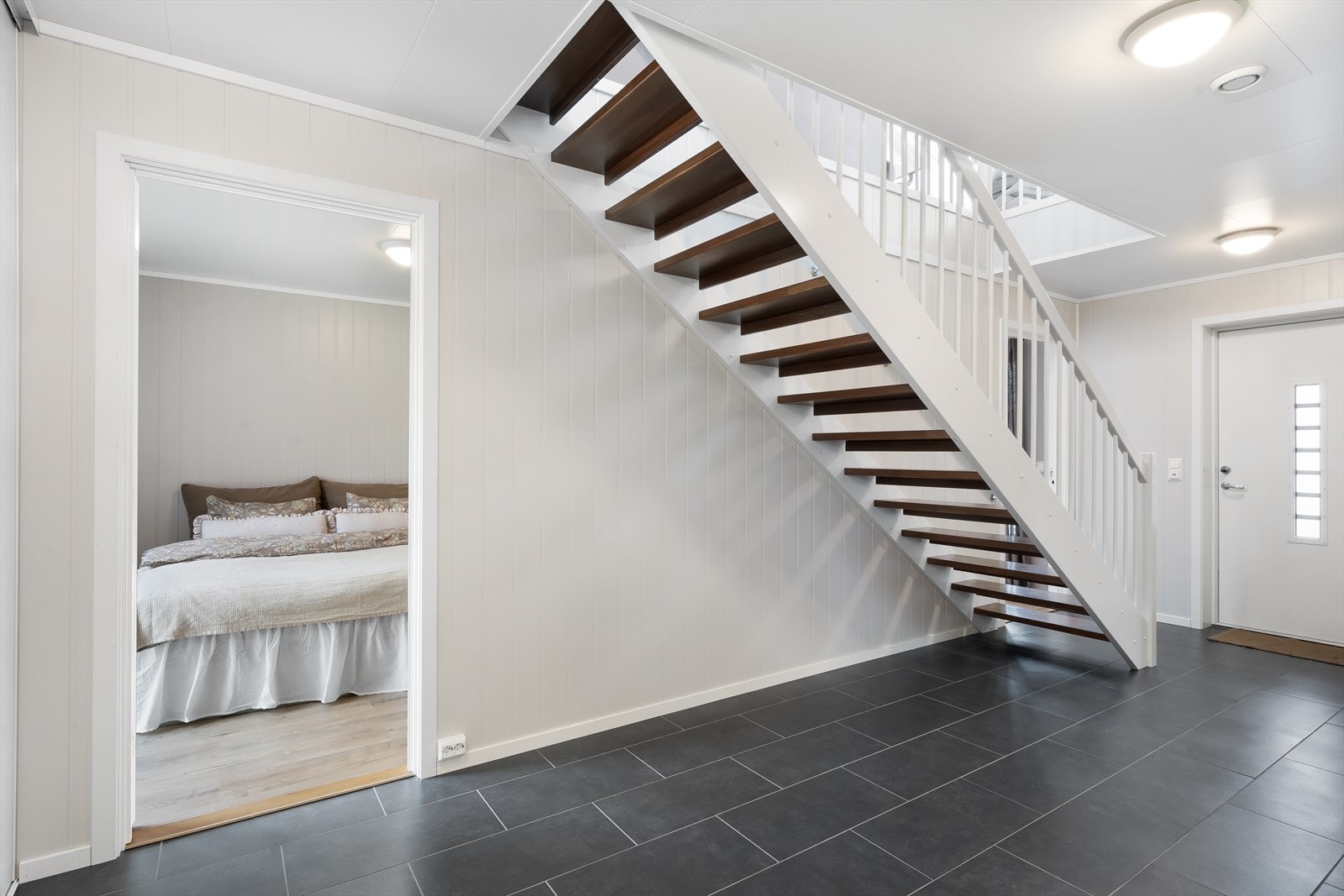 1. etg. inneholder entre, bad, teknisk rom og 3 soverom. Galleribilde