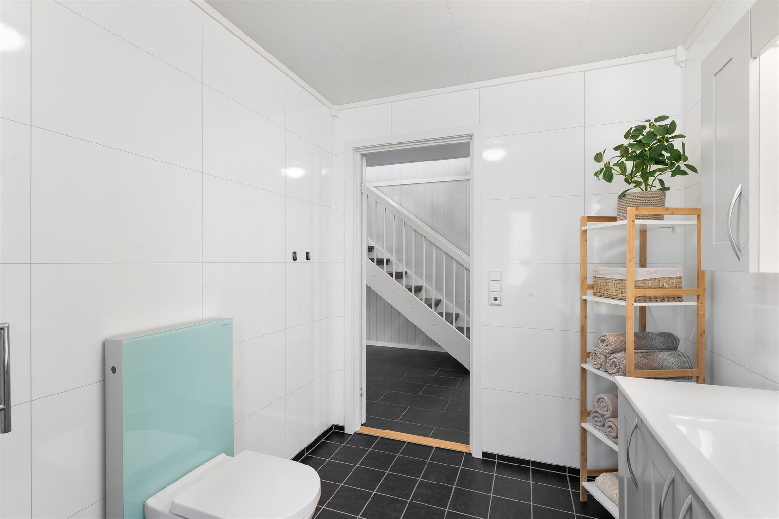 Det er montert vegghengt toalett med Geberit sisterne, dusjkabinett med sluk under og baderomsinnredning på 120 cm. Galleribilde
