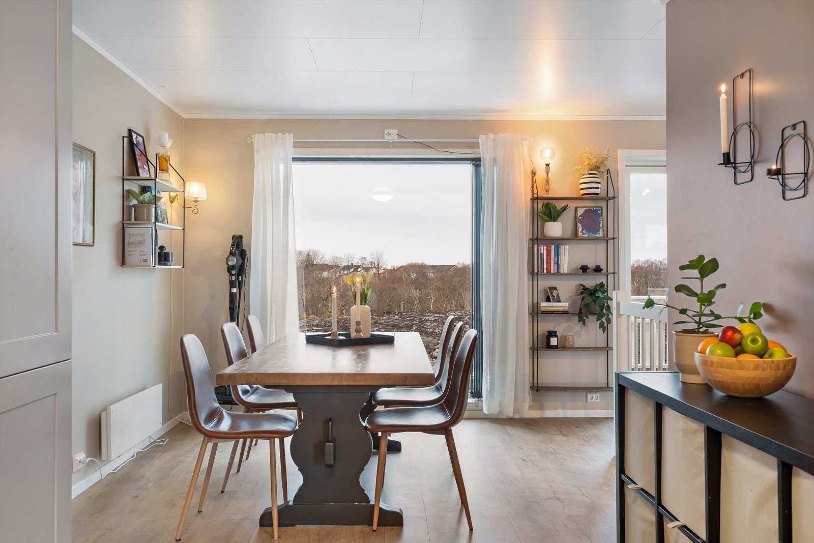 Kjøkkendelen har god plass for spisestue. Galleribilde