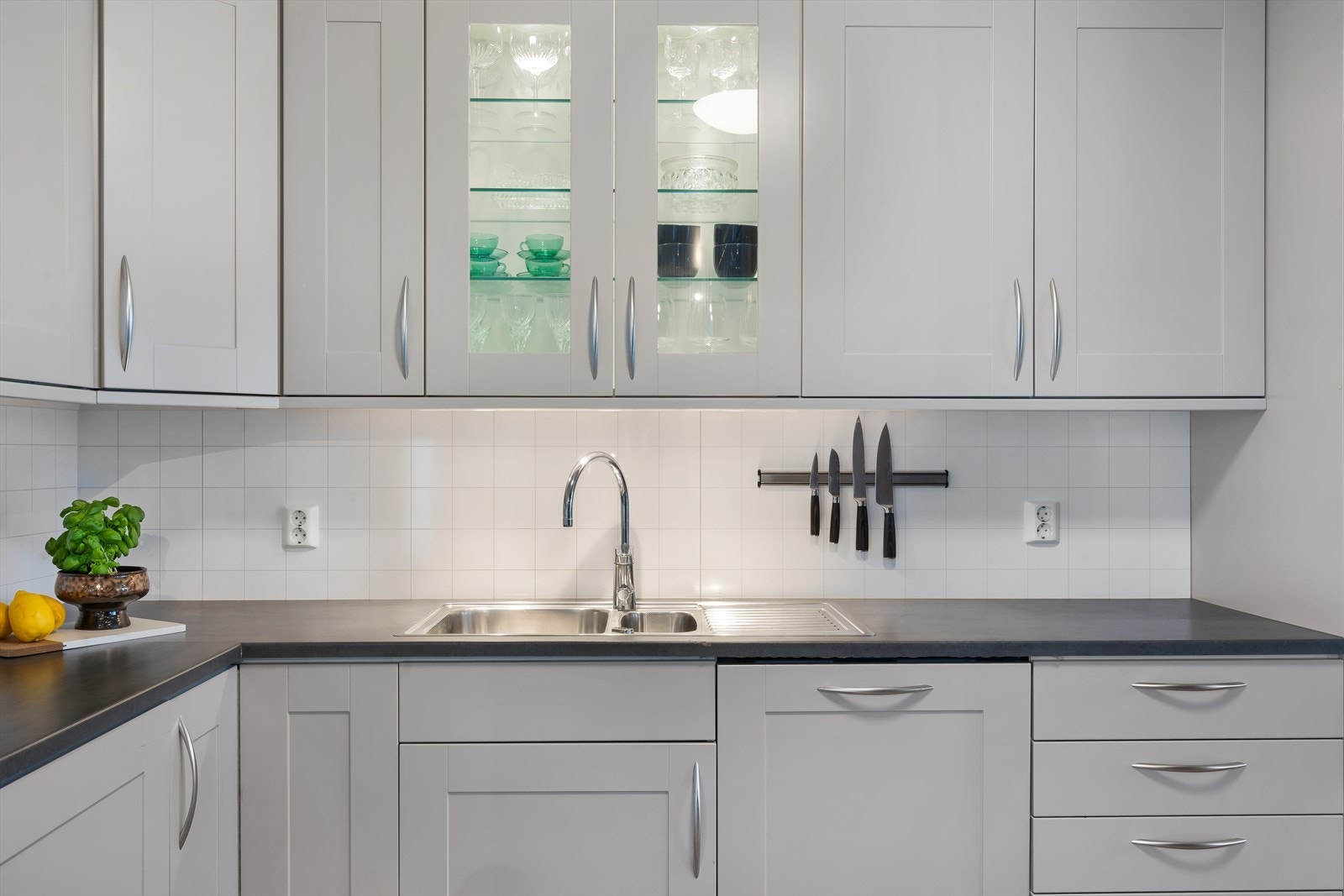 Det er lagt Kitchen Board mellom benk og overskap. Galleribilde