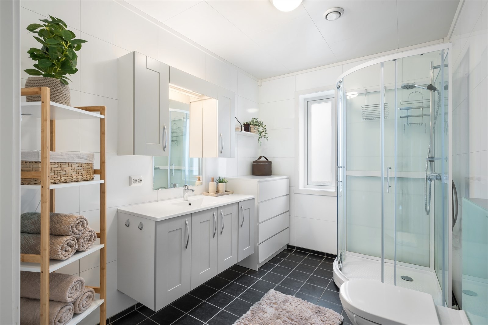 Badet har flislignende våtromsplater på vegger, samt flislagt gulv med varmekabler. Galleribilde