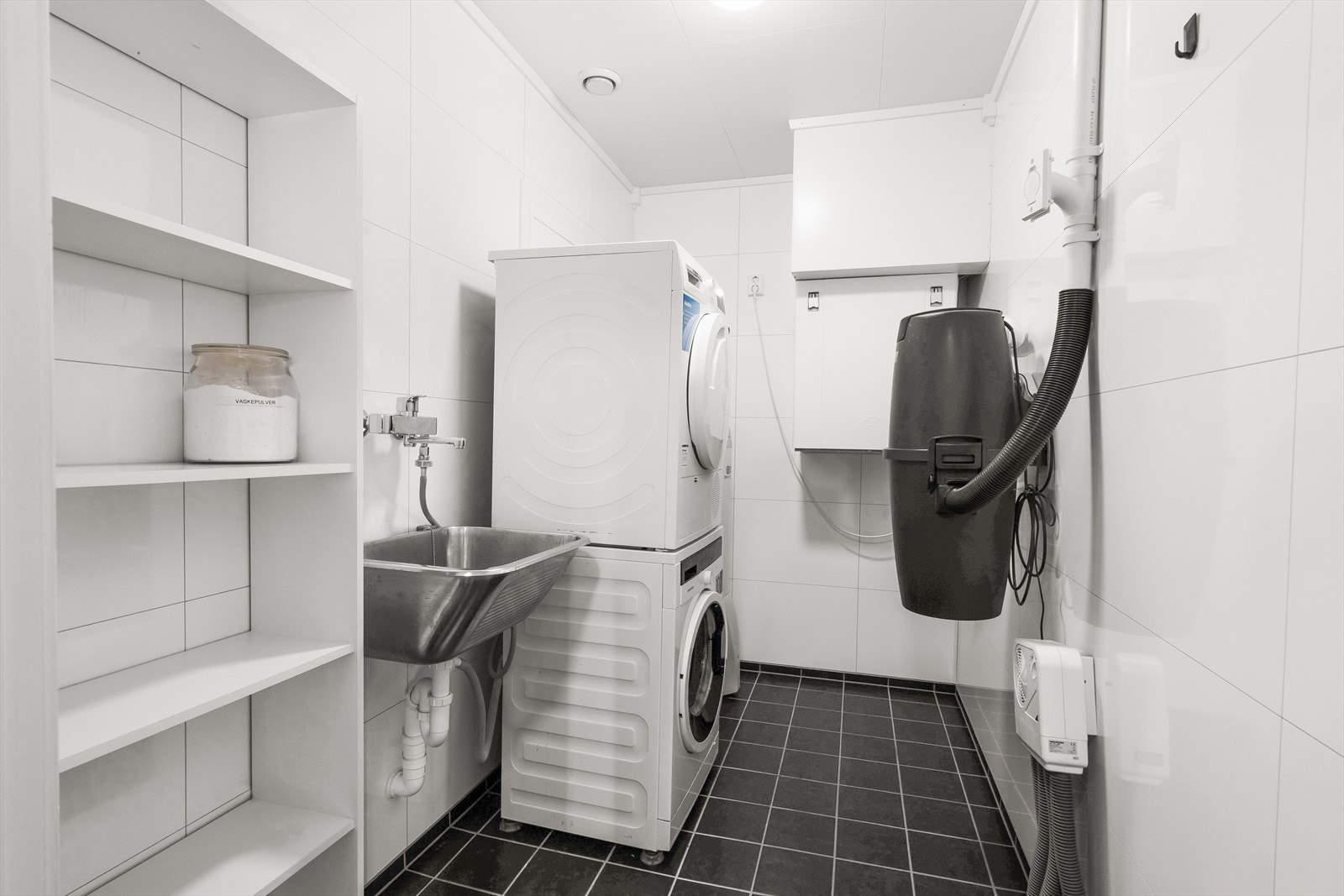 bod/teknisk rom med flislagt gulv og varmekabler. Det er montert opplegg for vaskemaskin, skyllekar på vegg, rør-i-rørskap, sentralstøvsugeranlegg, ventilasjonsanlegg, varmtvannsbereder og sluk i gulvet. Galleribilde
