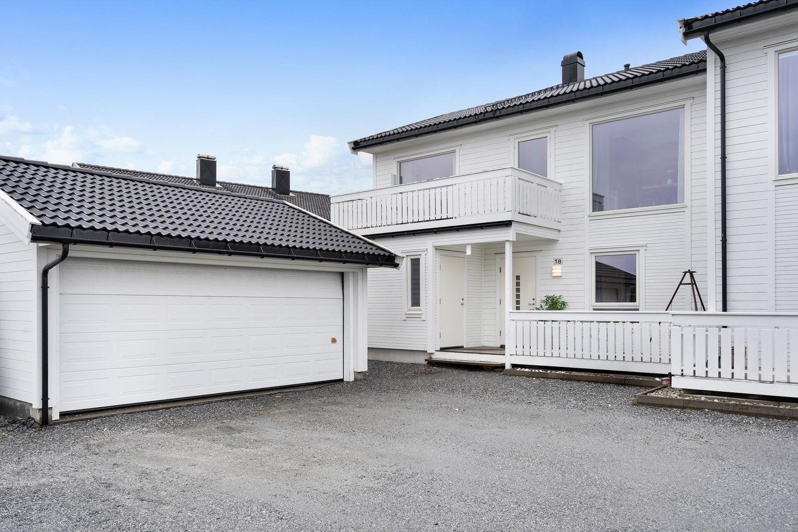 Sportsbod på ca. 5 m² ved inngangspartiet. Halvpart av garasje med elektrisk port. Delt med lettvegg. Galleribilde