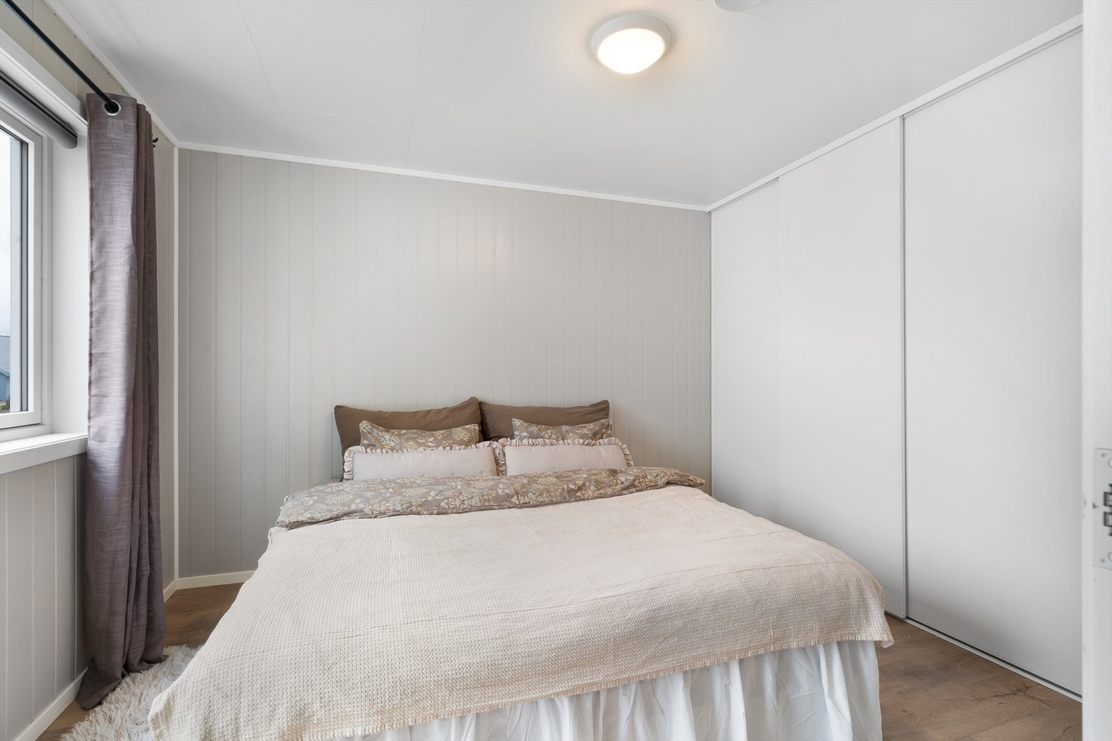 Hovedsoverommet er på ca. 12 m² med utgang til luftebalkong. Galleribilde