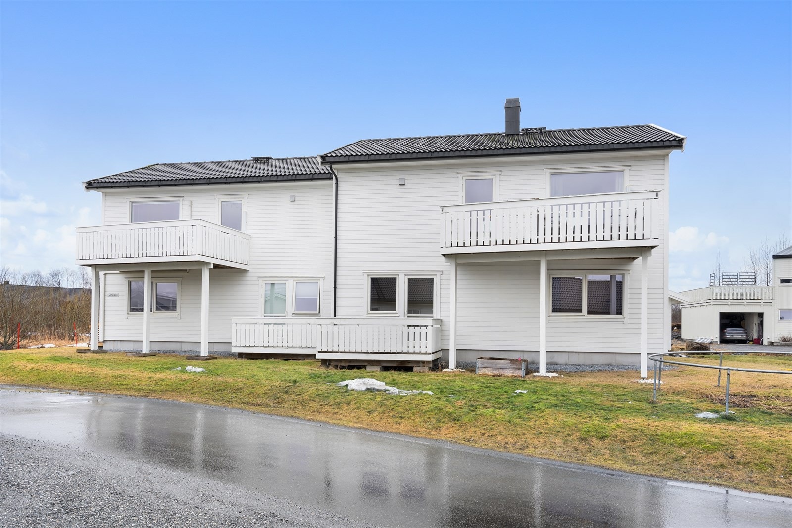 Boligen ligger på Salhus boligfelt i Salhusmarka Nord. Boligfeltet består i hovedsak av eneboliger og flermannsboliger. Galleribilde