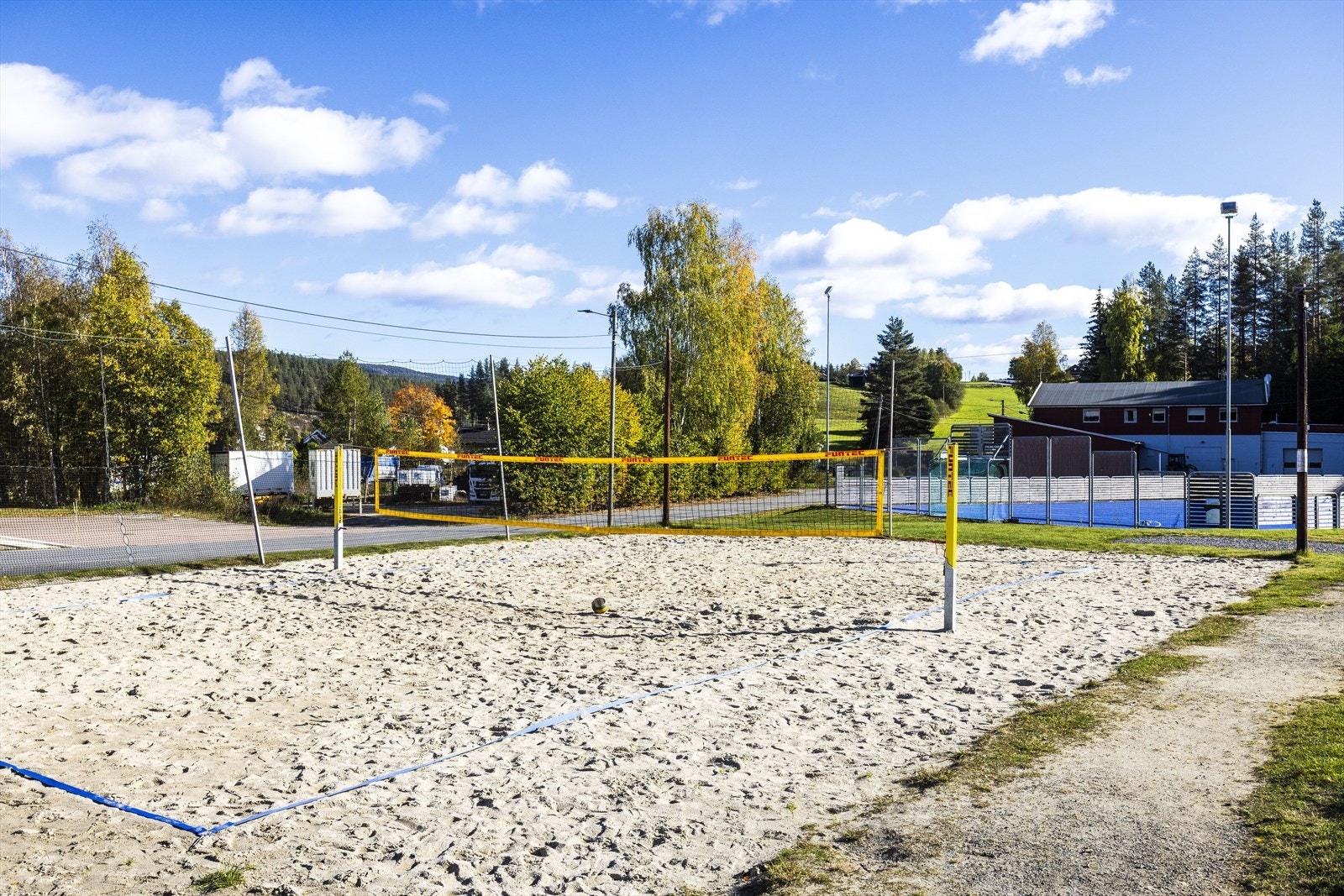 Vollyballbanen ligger like ved ungdomsskolen Galleribilde