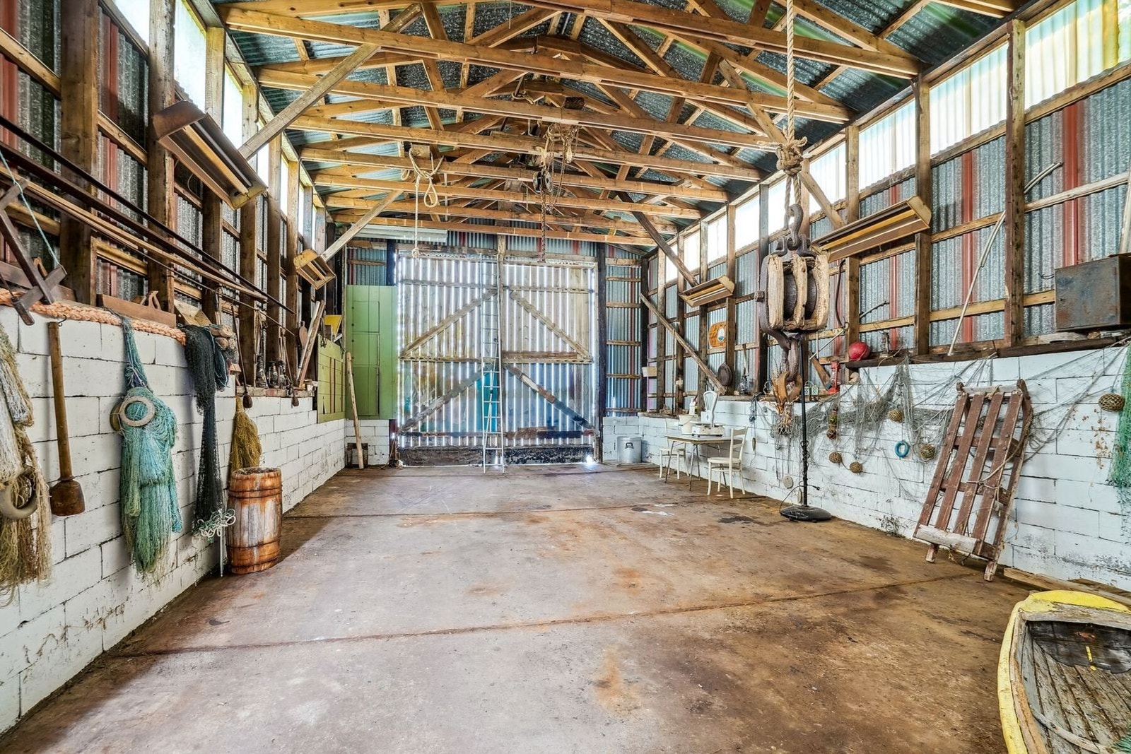 Naustet har et stor og luftig naustrom. Galleribilde