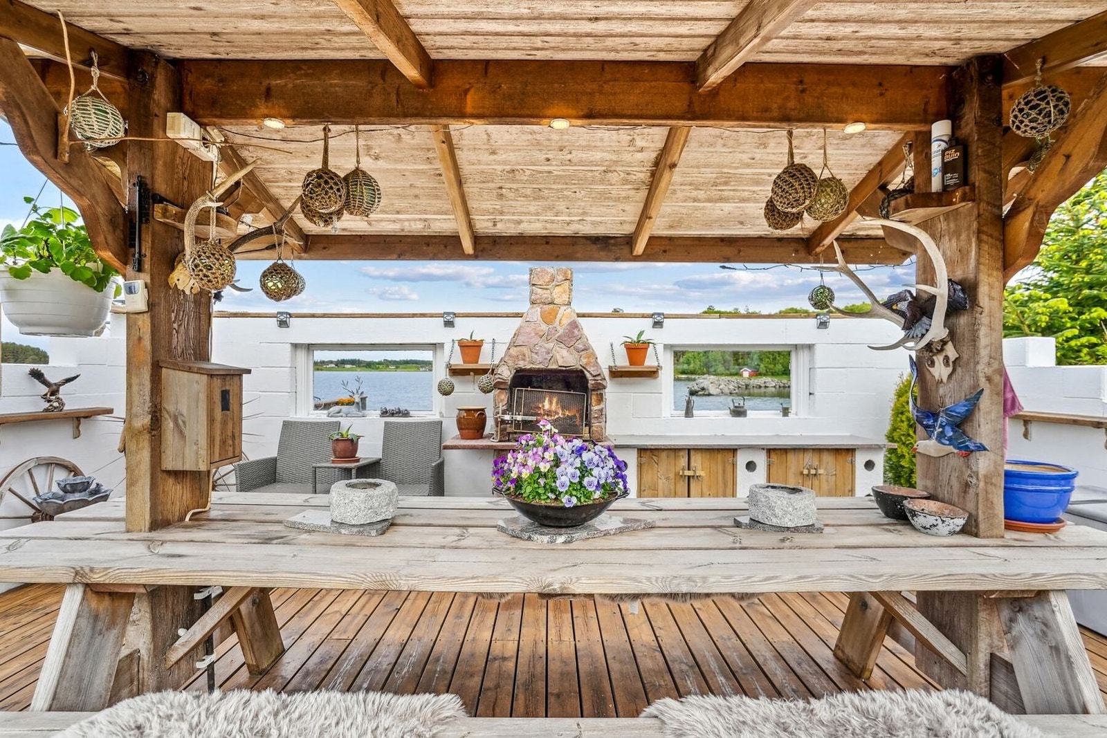 Her ligger alt til rette for sommerliv ved sjøen, med vedfyrt utepeis og godt med sitteplasser. Galleribilde