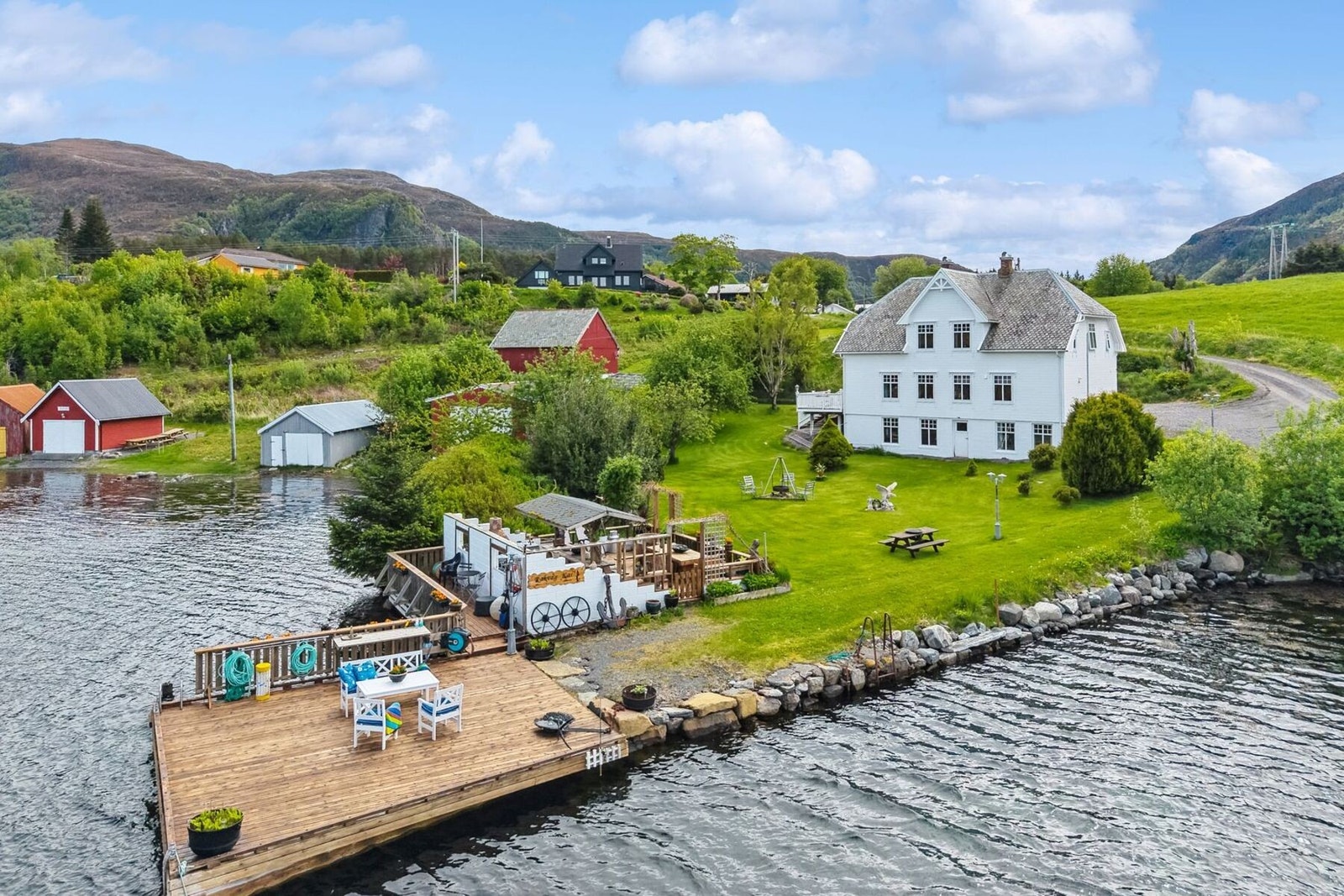 Eiendommen er pent opparbeidet og inkluderer våningshus, låve, naust, opparbeiedet hage og egen brygge. Galleribilde