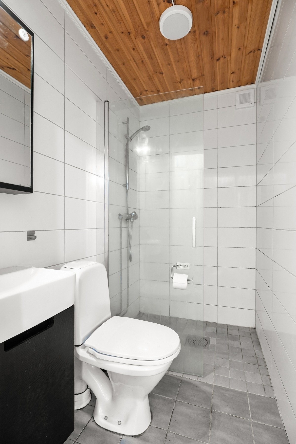 Badet er innredet med servantskap, dusjhjørne og wc og det er satt av plass til vaskemaskin og tørketrommel. Galleribilde
