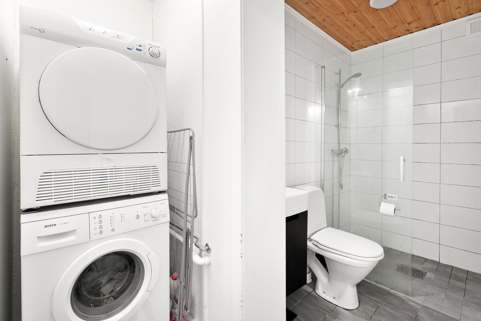 Badet er innredet med servantskap, dusjhjørne og wc og det er satt av plass til vaskemaskin og tørketrommel. Galleribilde