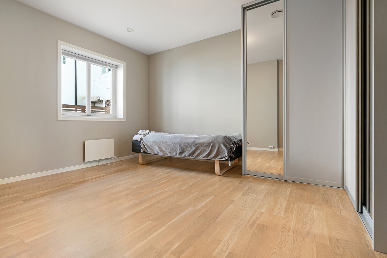 Leiligheten har to romslige soverom. Ett soverom har skyvedørsgarderobe. Galleribilde