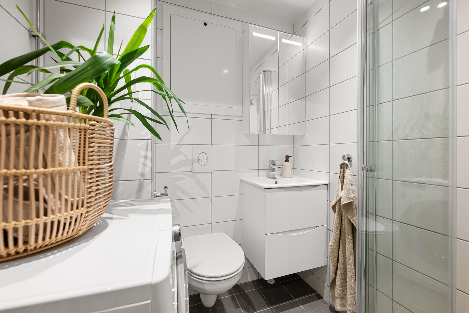 Badet ble oppgradert i regi av borettslaget i 2022 og fremstår moderne og funksjonelt. Det er opplegg for vaskemaskin. Galleribilde