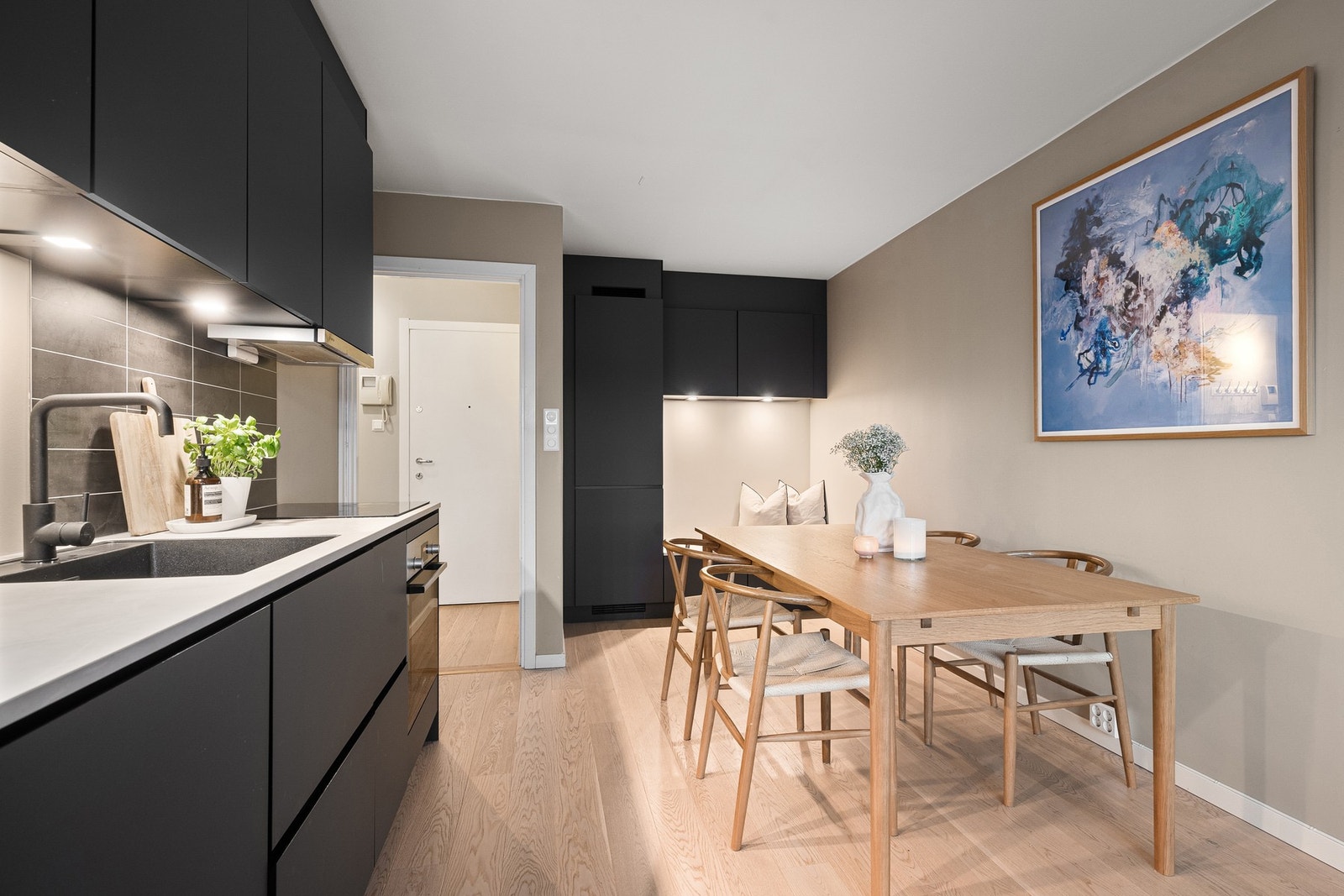 Kjøkkenet ligger i åpen løsning mot stuen, med naturlig plass til spisebord, perfekt for sosiale sammenkomster. Galleribilde
