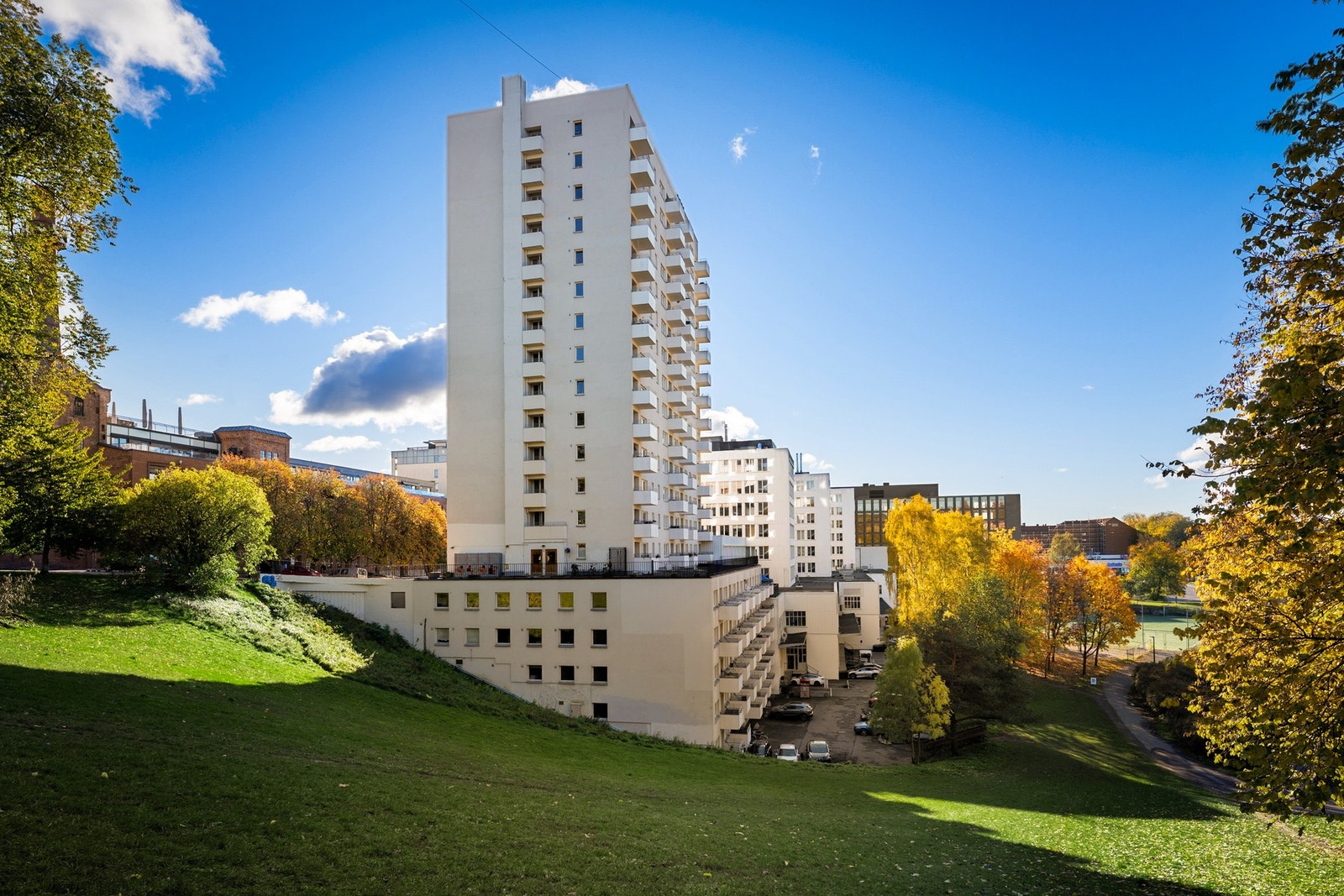 Eiendommen ligger fritt og luftig til med grønne omgivelser og gangforbindelse ned mot Akerselva. En sentral, men samtidig tilbaketrukket beliggenhet med gode solforhold og nærhet til alt Grünerløkka har å by på. Galleribilde