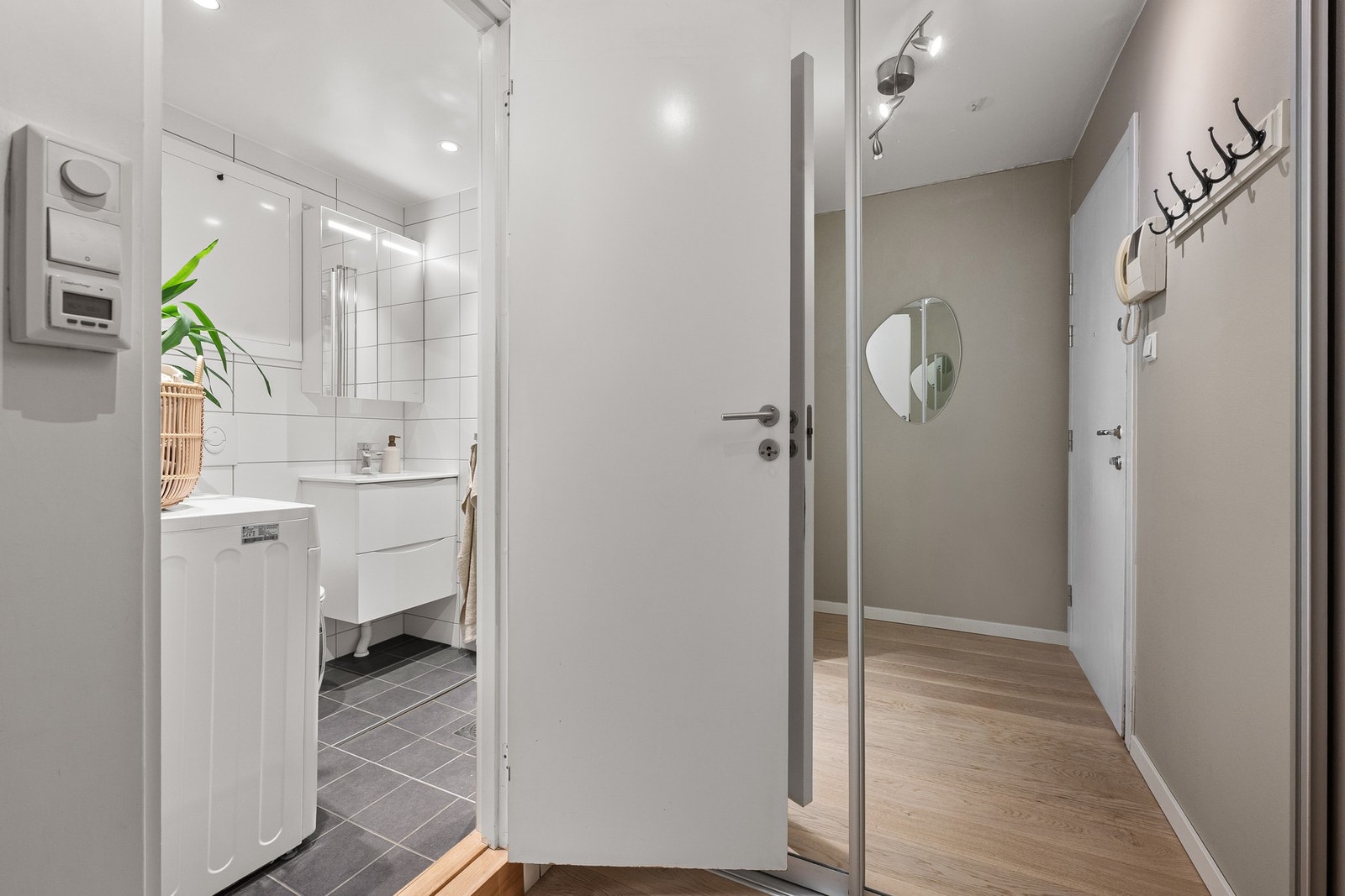 Praktisk entré med skyvedørsgarderobe som gir rikelig med oppbevaringsplass. Galleribilde