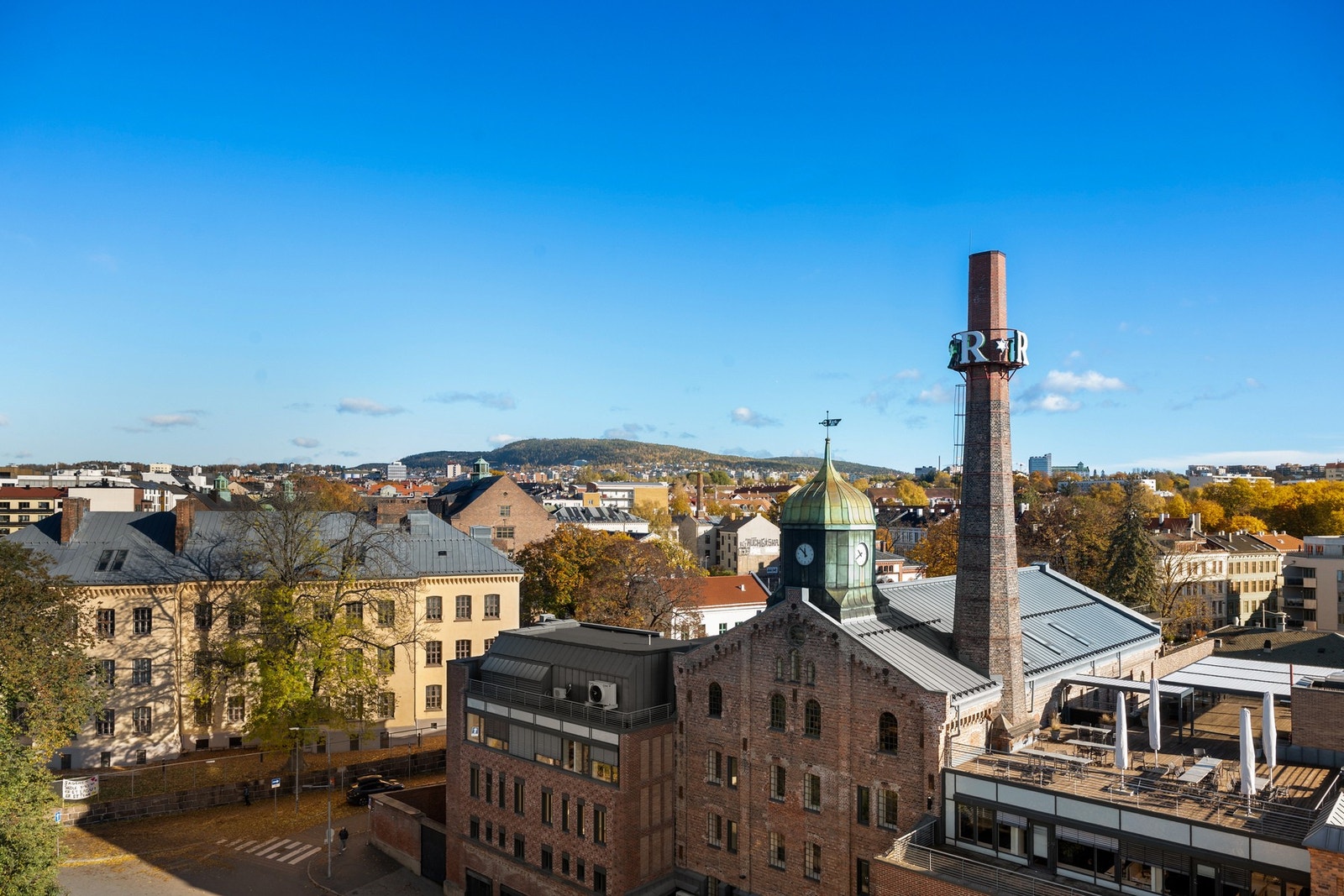 Balkongen ligger høyt og fritt i byggets 15. etasje og byr på en fantastisk utsikt over byen og nærområdet. Galleribilde