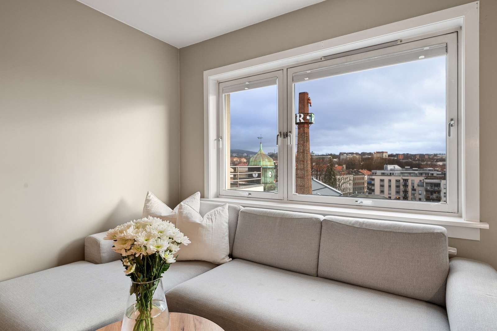 Det er god plass til sofagruppe og tilhørende møblement. Galleribilde