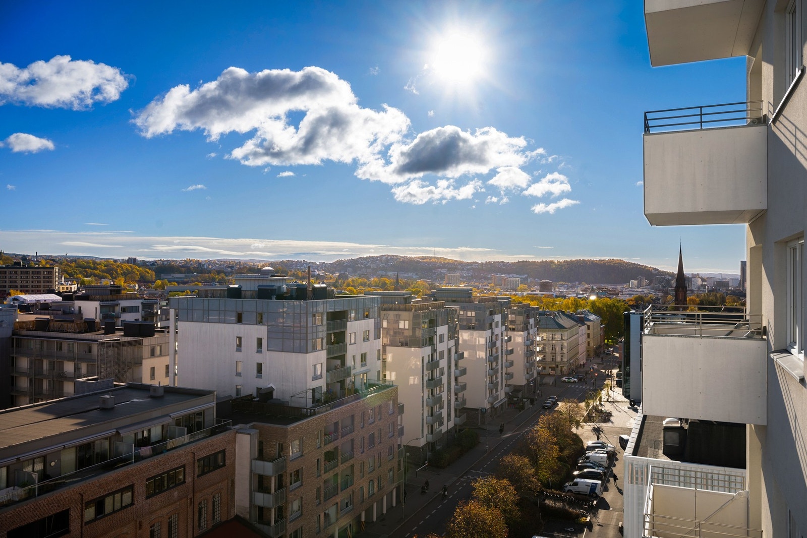 Her får du en strøken og 2-roms leilighet beliggende høyt og fritt med lite innsyn og åpen utsikt i 15. etasje, midt på attraktive øvre Grünerløkka. Galleribilde