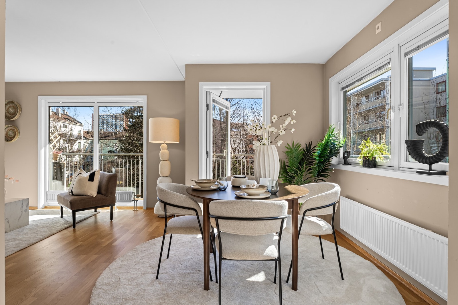 Boligen har en innbydende og lys stue, med vinduer i flere himmelretninger får stuen rikelig med lysinnslipp Galleribilde