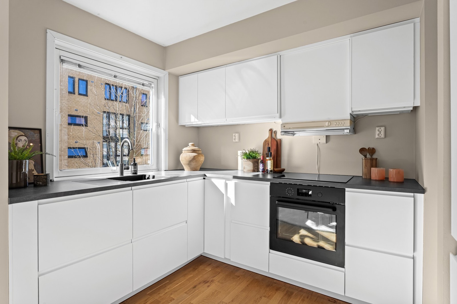 Kjøkkenet fra 2022, med hvite, glatte fronter Galleribilde