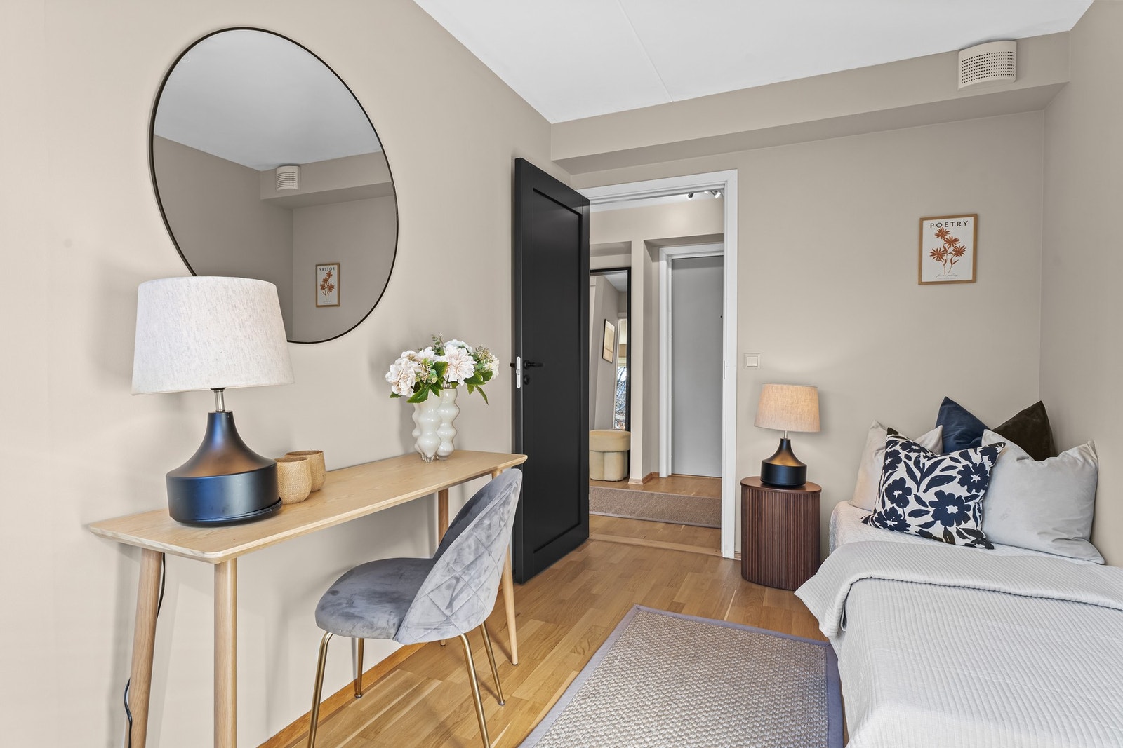 Også soverom nummer to har god plass til seng, skrivebord og garderobeskap Galleribilde