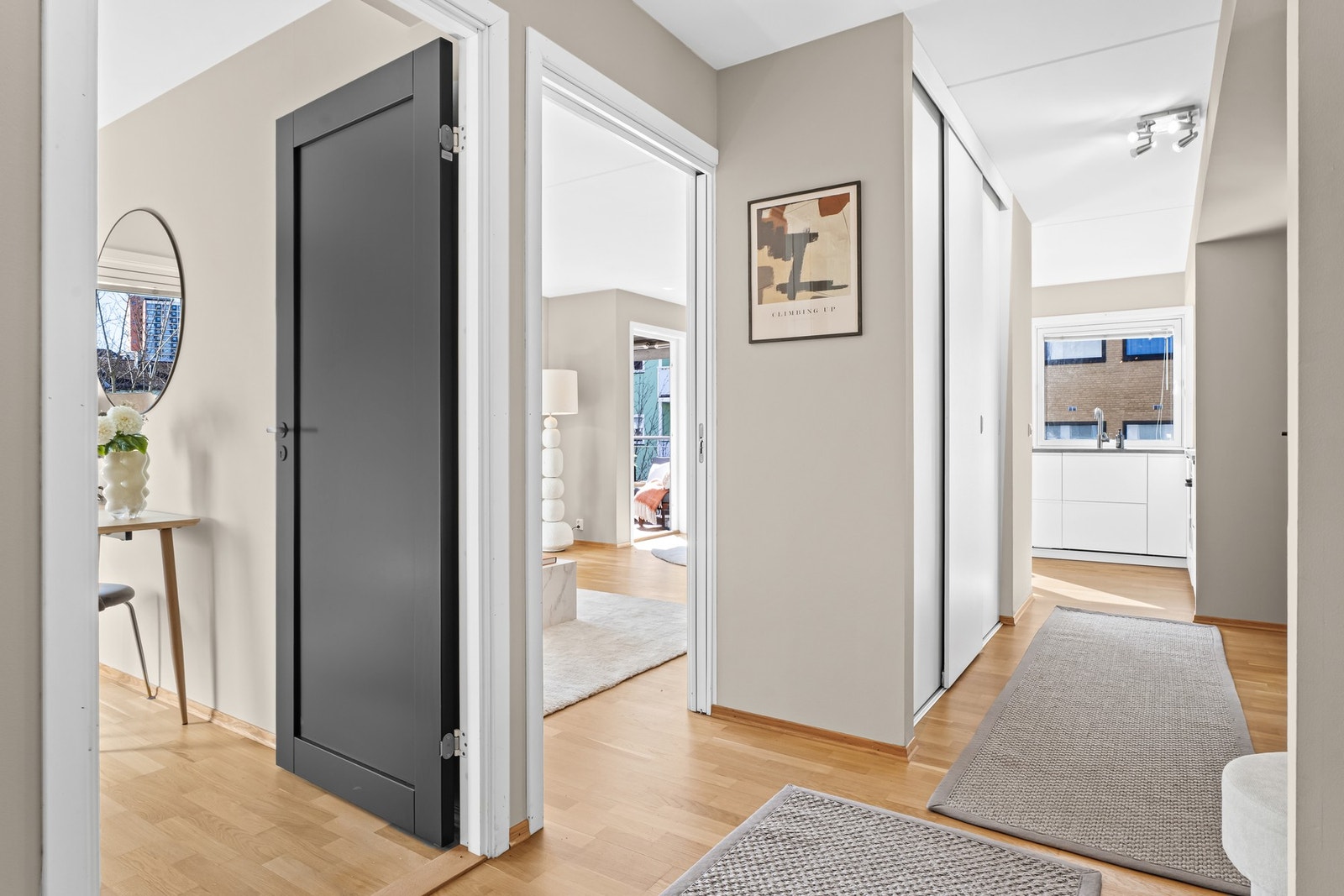 Fra gangen er det inngang til boligens to soverom Galleribilde