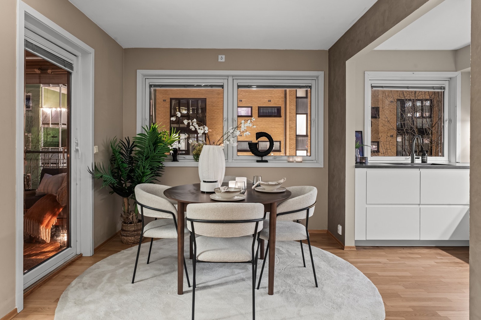 Også på kveldstid er boligen innbydende og lun Galleribilde