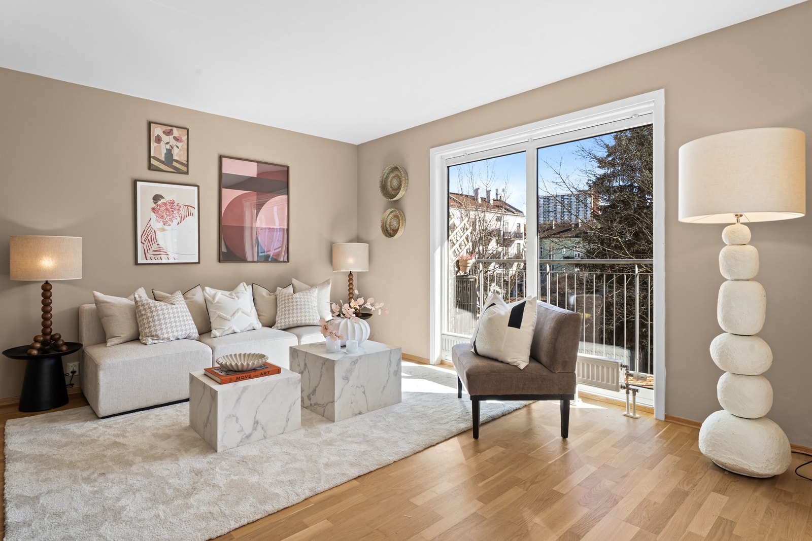 Stuen oppleves som stilfull, luftig og innbydende Galleribilde