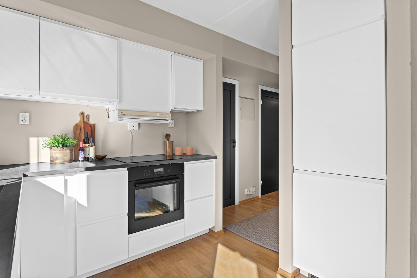 Det er installert induksjonsplatetopp, stekeovn, oppvaskmaskin, kjøle-/fryseskap samt komfyrvakt og Aquastop Galleribilde