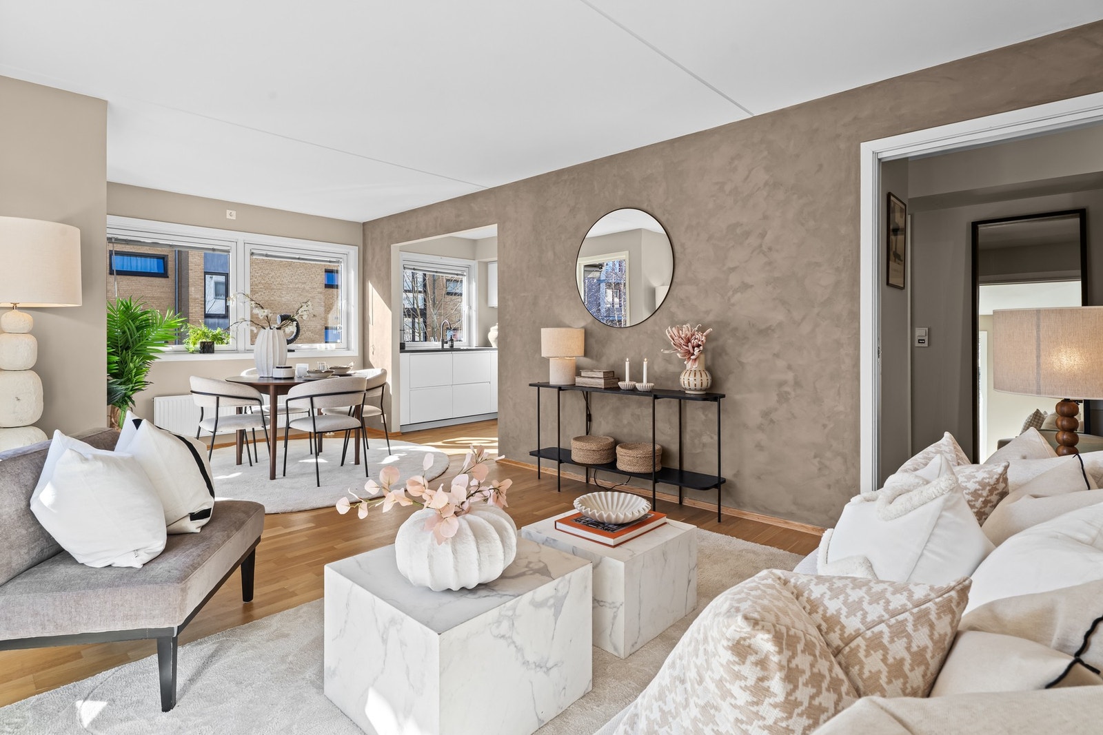 Stuen har parkettgulv, noe som er gjennomgående for hele leiligheten Galleribilde