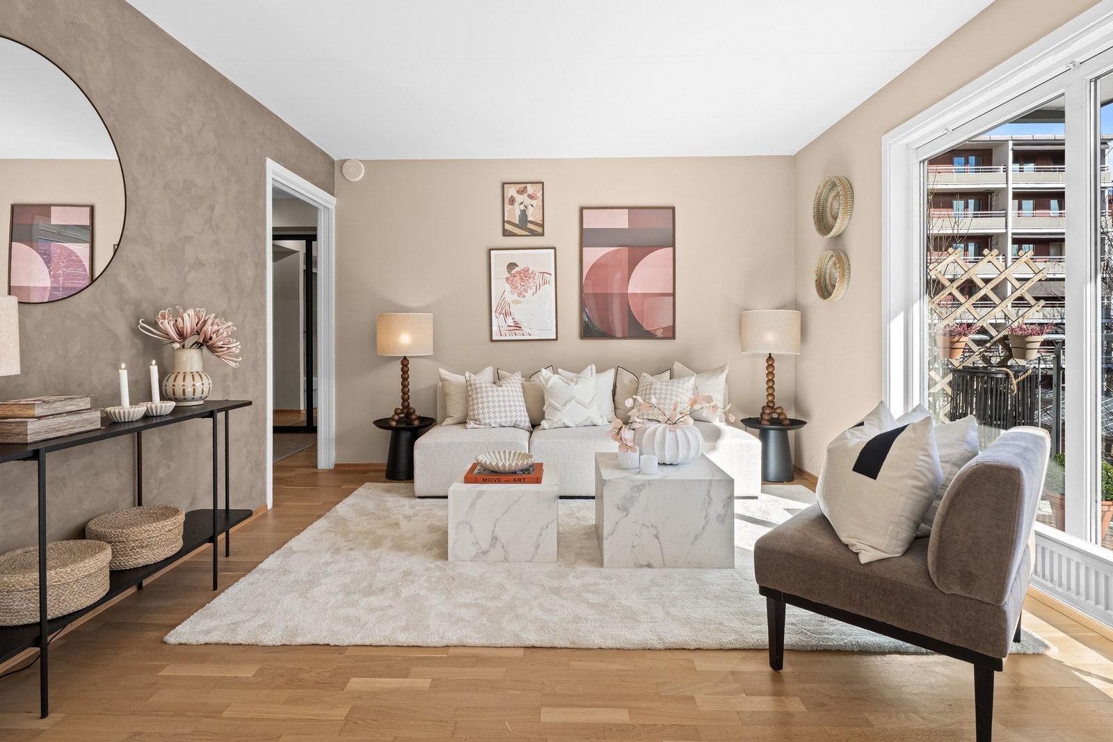 Det er rikelig med plass til en stor sofa i stuen Galleribilde