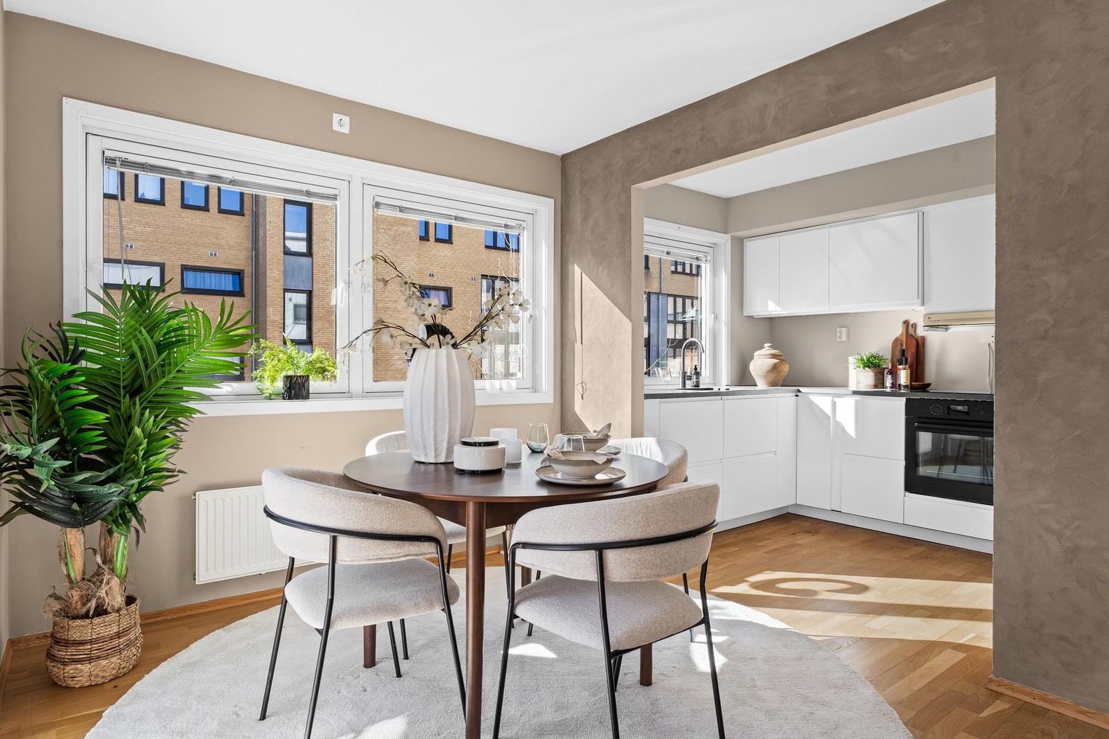 Ved kjøkkenåpningen er det en naturlig sone for å plassere et hyggelig spisebord Galleribilde