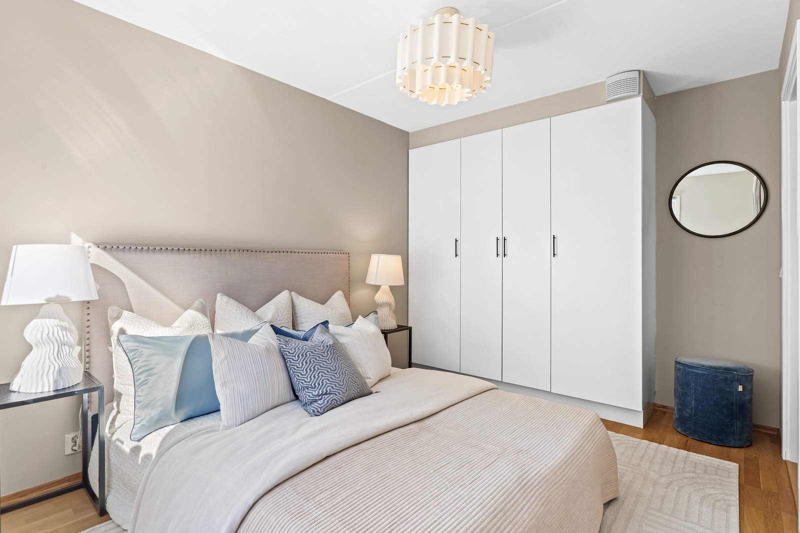 Rommet har god plass til dobbeltseng med nattbord på begge sider samt stort garderobeskap til oppbevaring Galleribilde