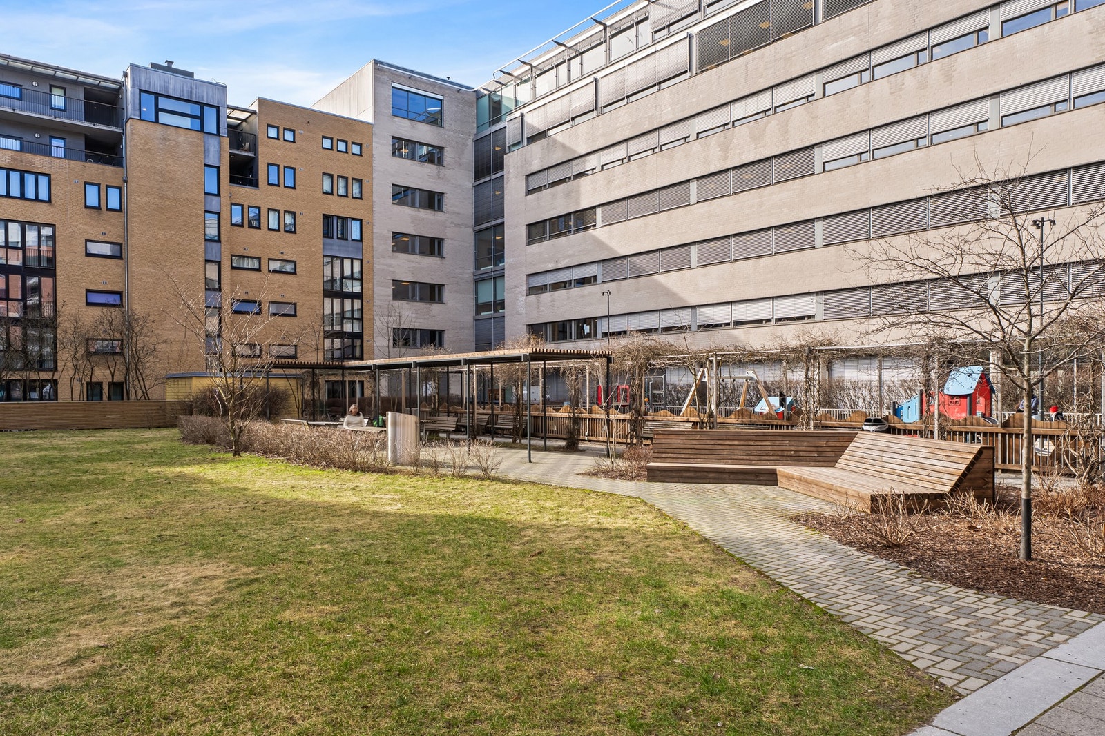 Fellesområdet rundt boligen er grønt og innbydende, her kan du sitte ute å nyte sola Galleribilde