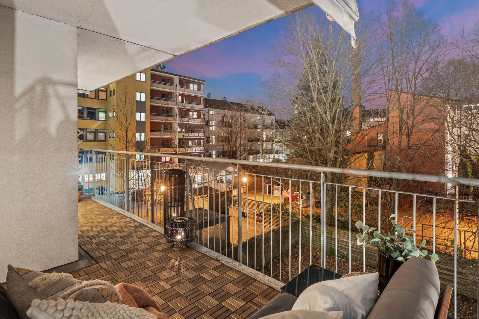 Balkongen har en hyggelig utsikt mot felles grøntområder Galleribilde