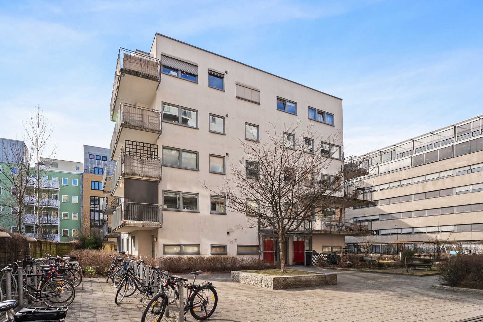 Ved boligens inngang er det muligheter for å sette fra seg sykkelen Galleribilde