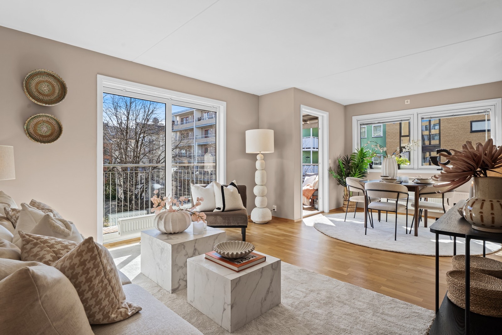 Det er utgang fra stuen til balkongen Galleribilde