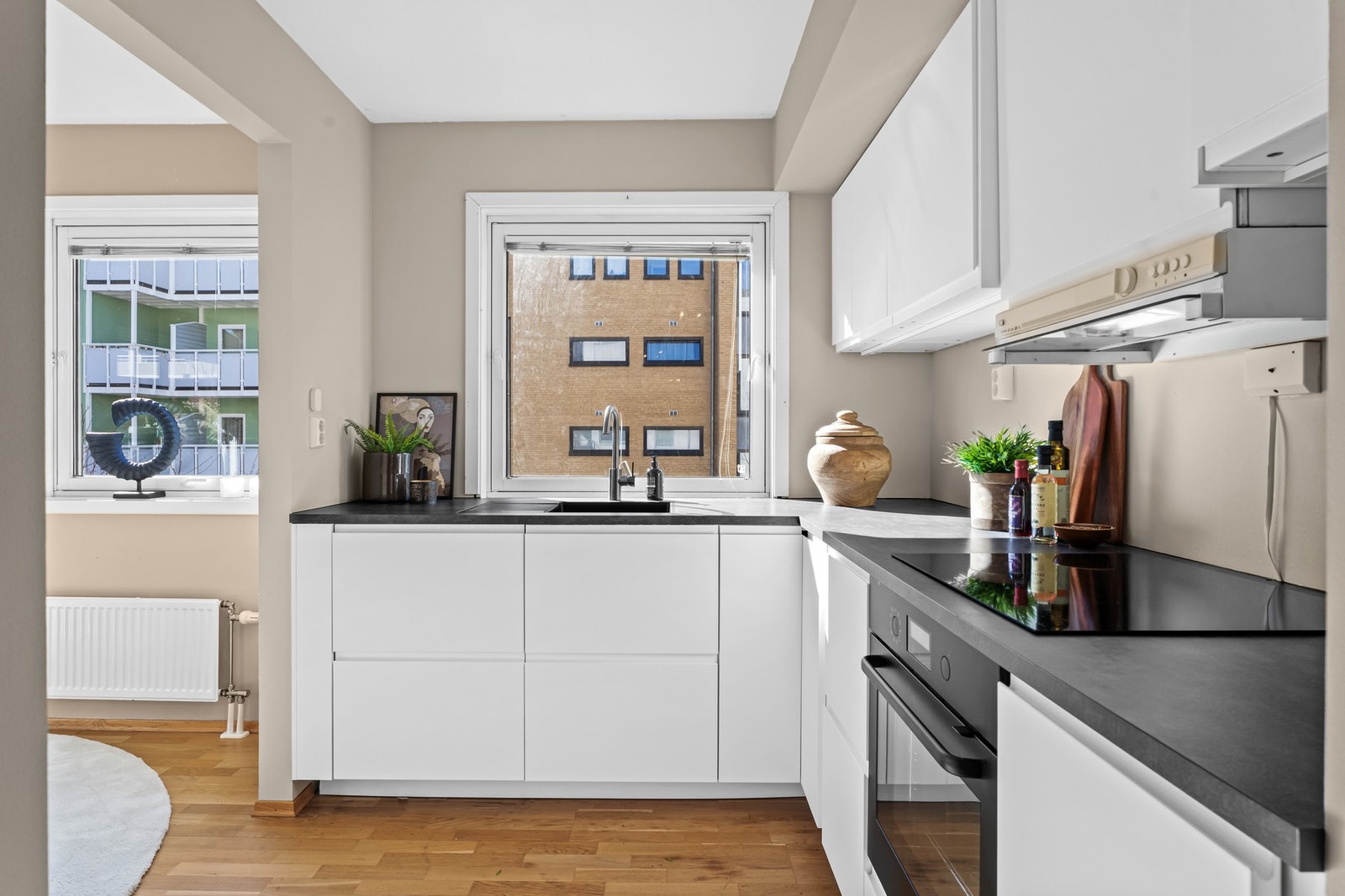 Også kjøkkenet får rikelig med lysinnslipp via et stort vindu over kjøkkenbenken Galleribilde