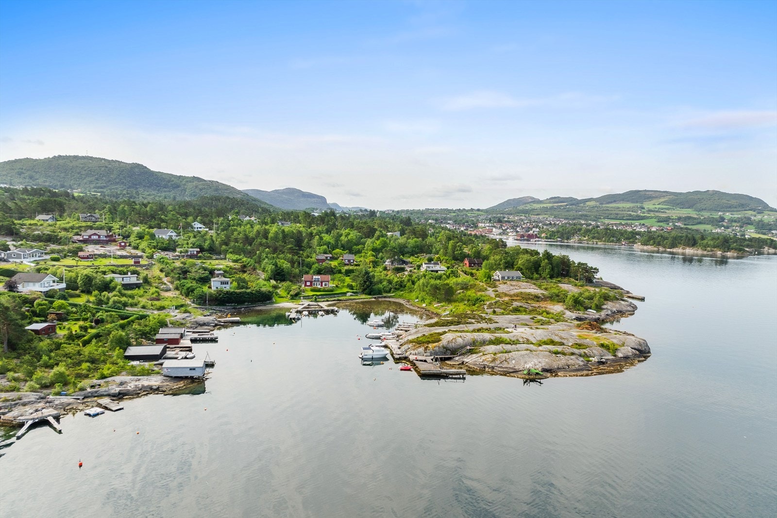 Søylevågen - byr på flotte bademuligheter, strandliv og gode forhold for både fisking og fritidsaktiviteter. Galleribilde