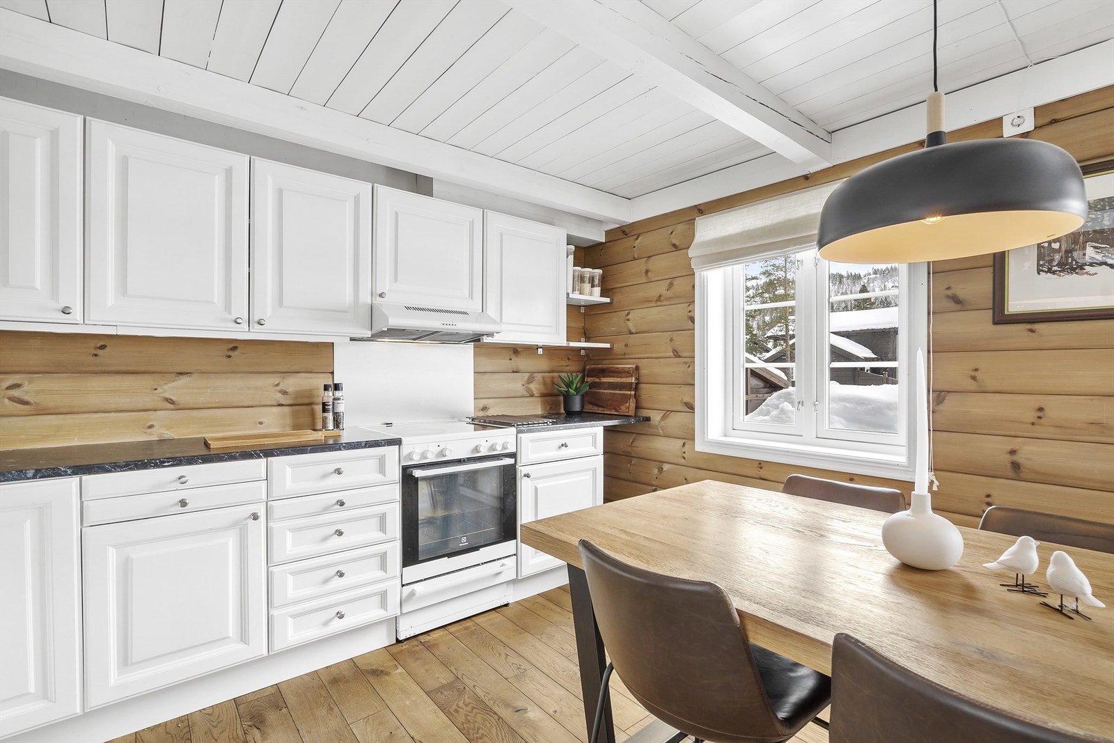 Godt med skap og benkeplass på kjøkken. Galleribilde